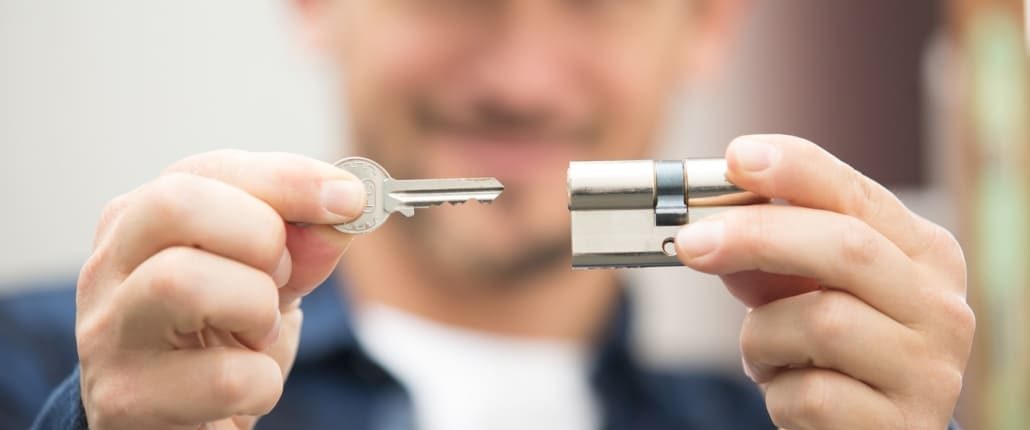 Slotenmaker opent een deur voor een buitengesloten klant in Wilrijk